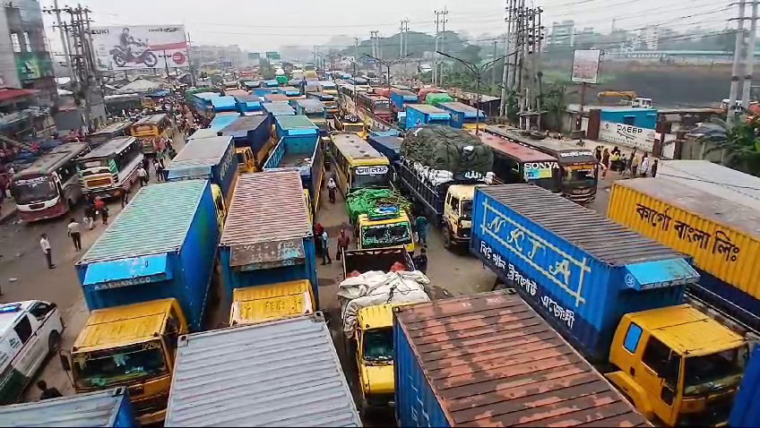 Long tailback in Ashulia amid workers&#039; protest on 2 October 2024. Photo: Collected