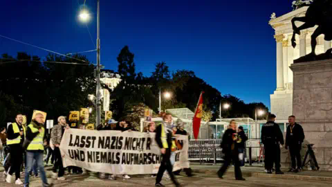 BBC/Bethany Bell Protesters carrying anti-Nazi banners appeared outside parliament in Vienna