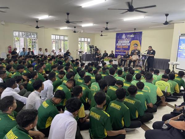 Perak police chief Comm Datuk Azizi Mat Aris delivering his talk during a road safety advocacy programme held at SMK Dato Haji Mohd Taib in Chemor.